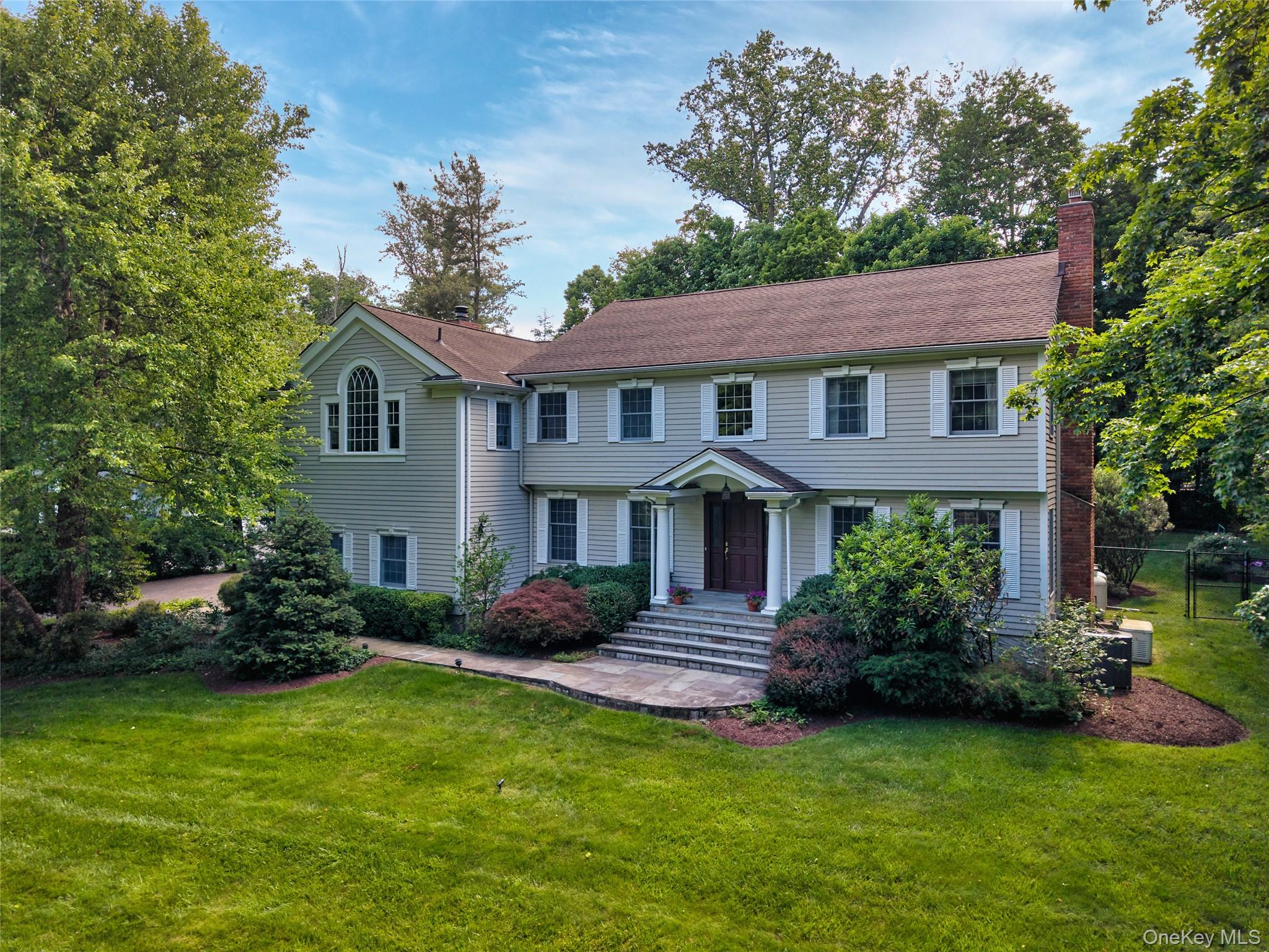Beautiful Colonial golf-course adjacent
