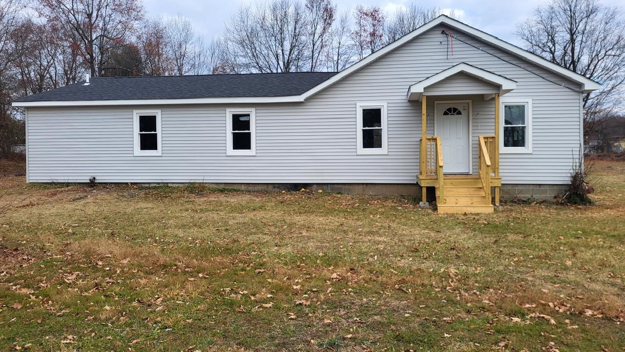 View of front of home featuring a front lawn