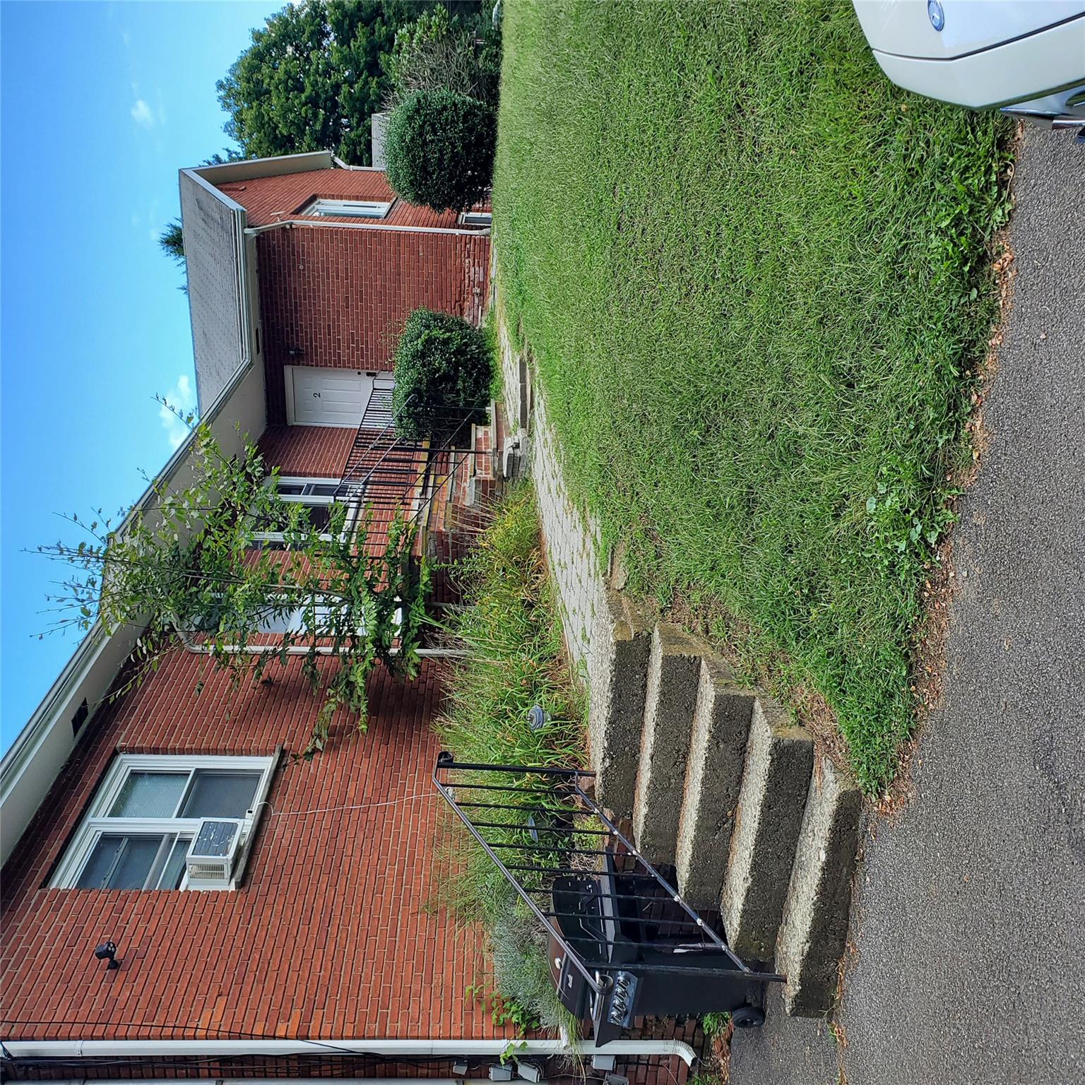 Ranch-style home with brick siding, a front lawn, and cooling unit