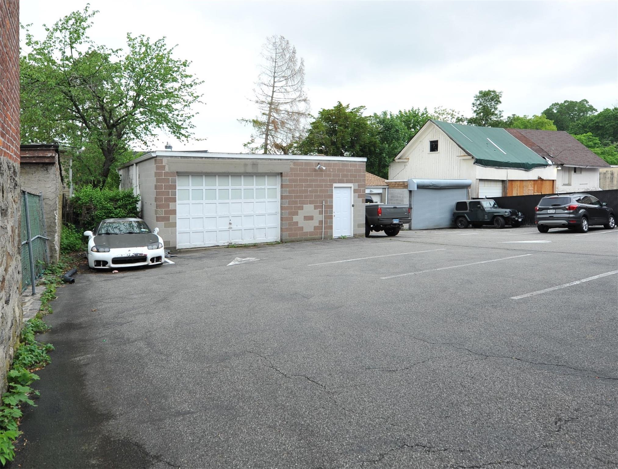 2C Garage with uncovered parking