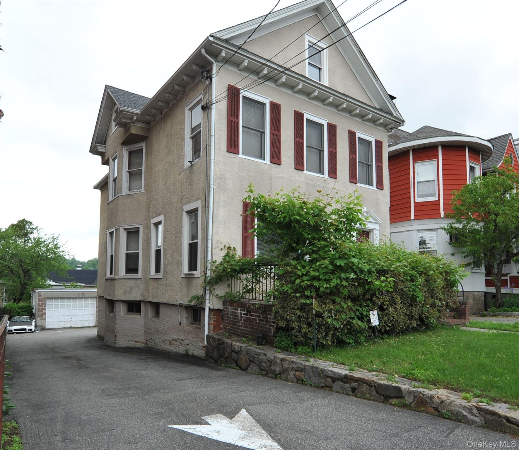 Stucco siding, driveway & 2c garage