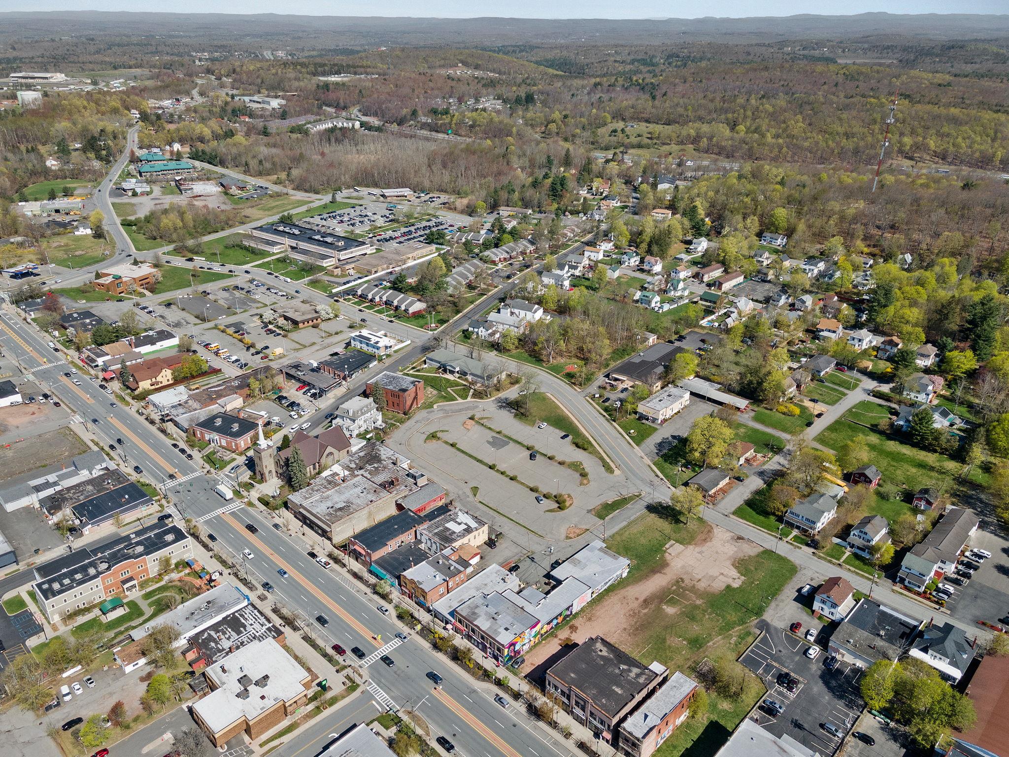 Aerial view of property's location featuring a heavily wooded area