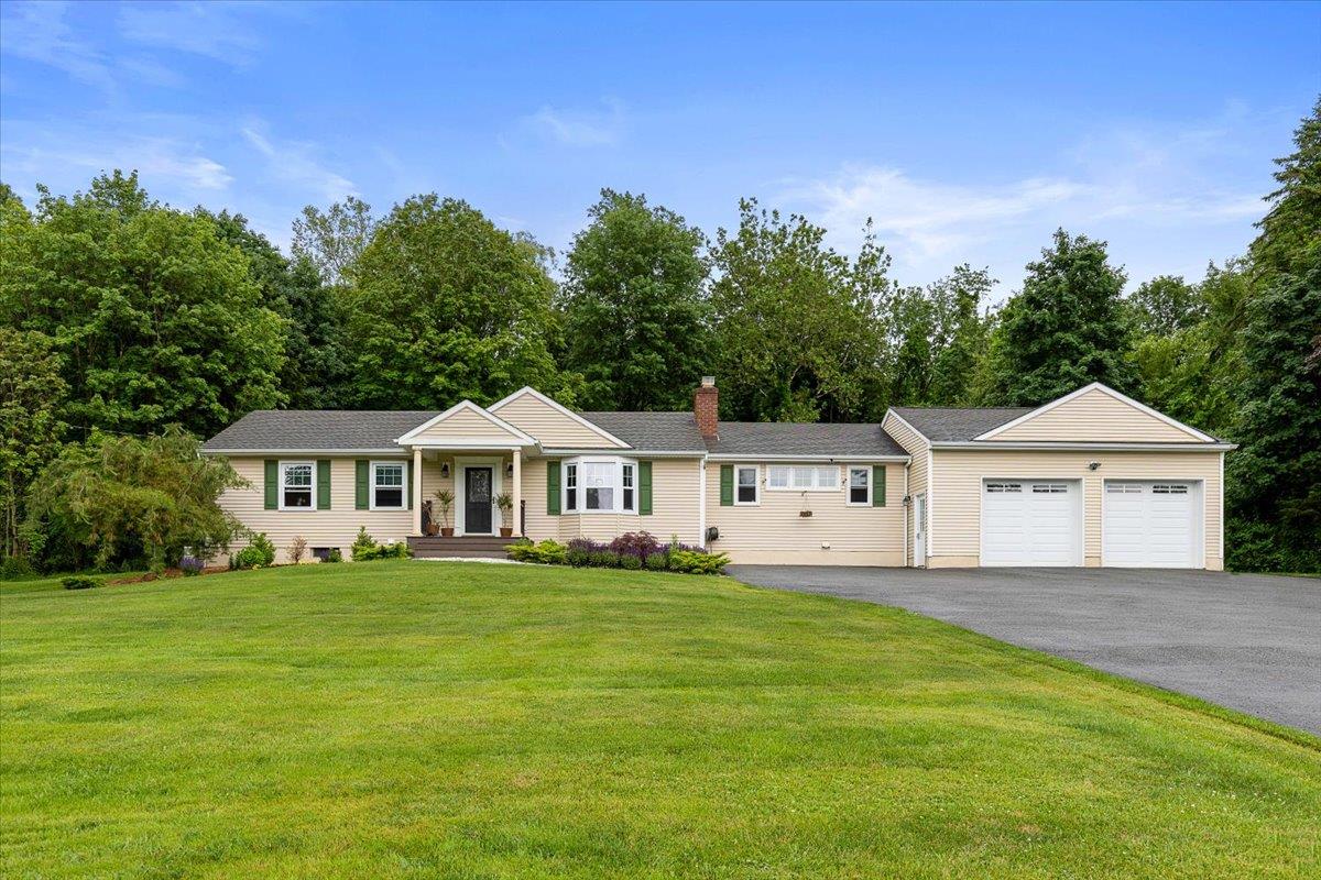 Ranch-style house with driveway,
