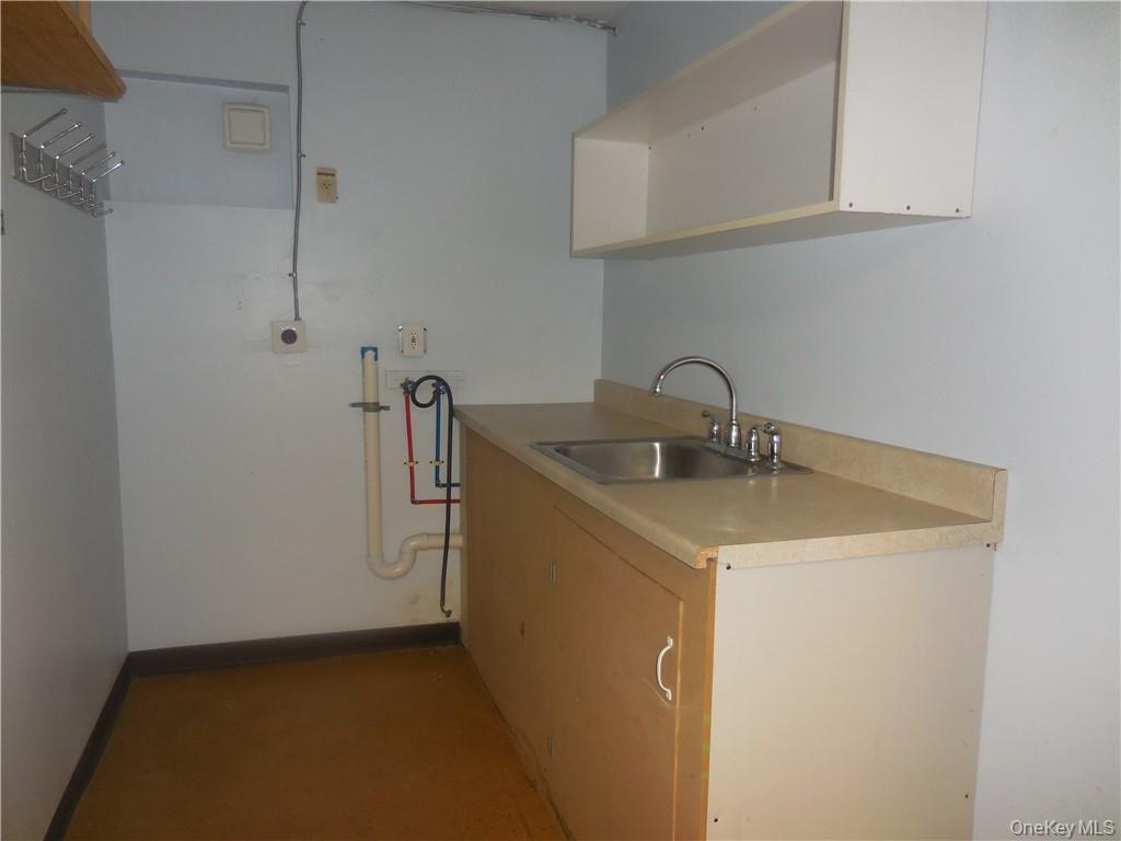 Extra small room can be used as a kitchenet or other...