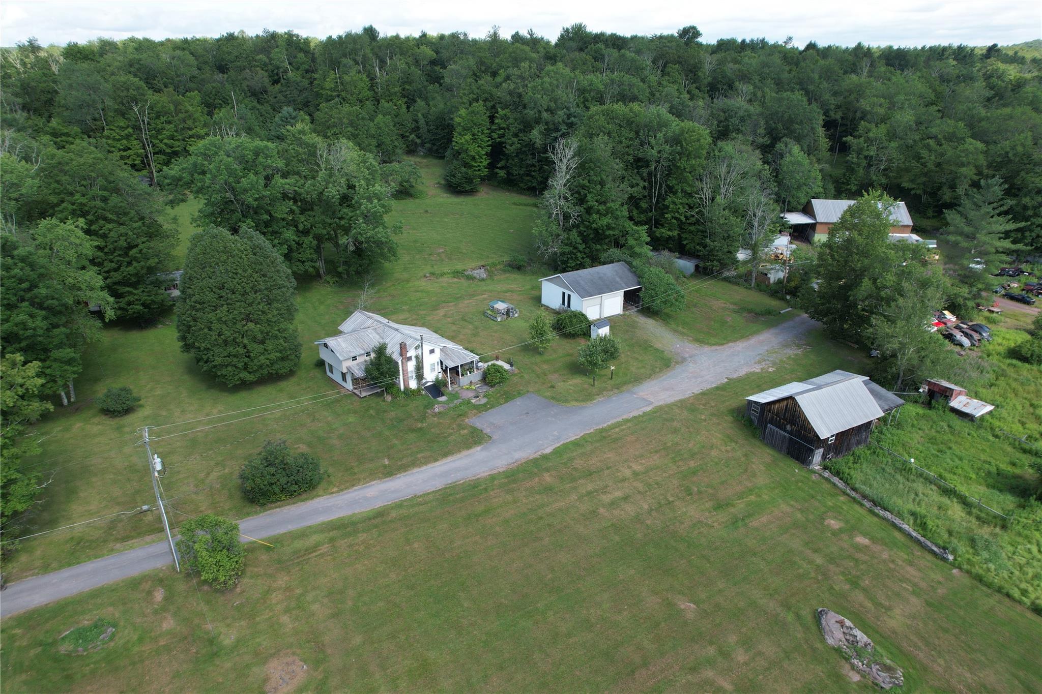 Aerial view of property's location with a heavily wooded area