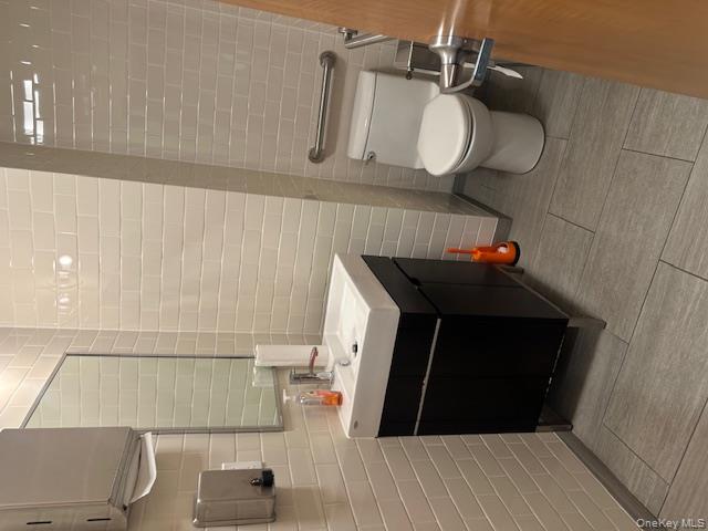 Bathroom 1.
