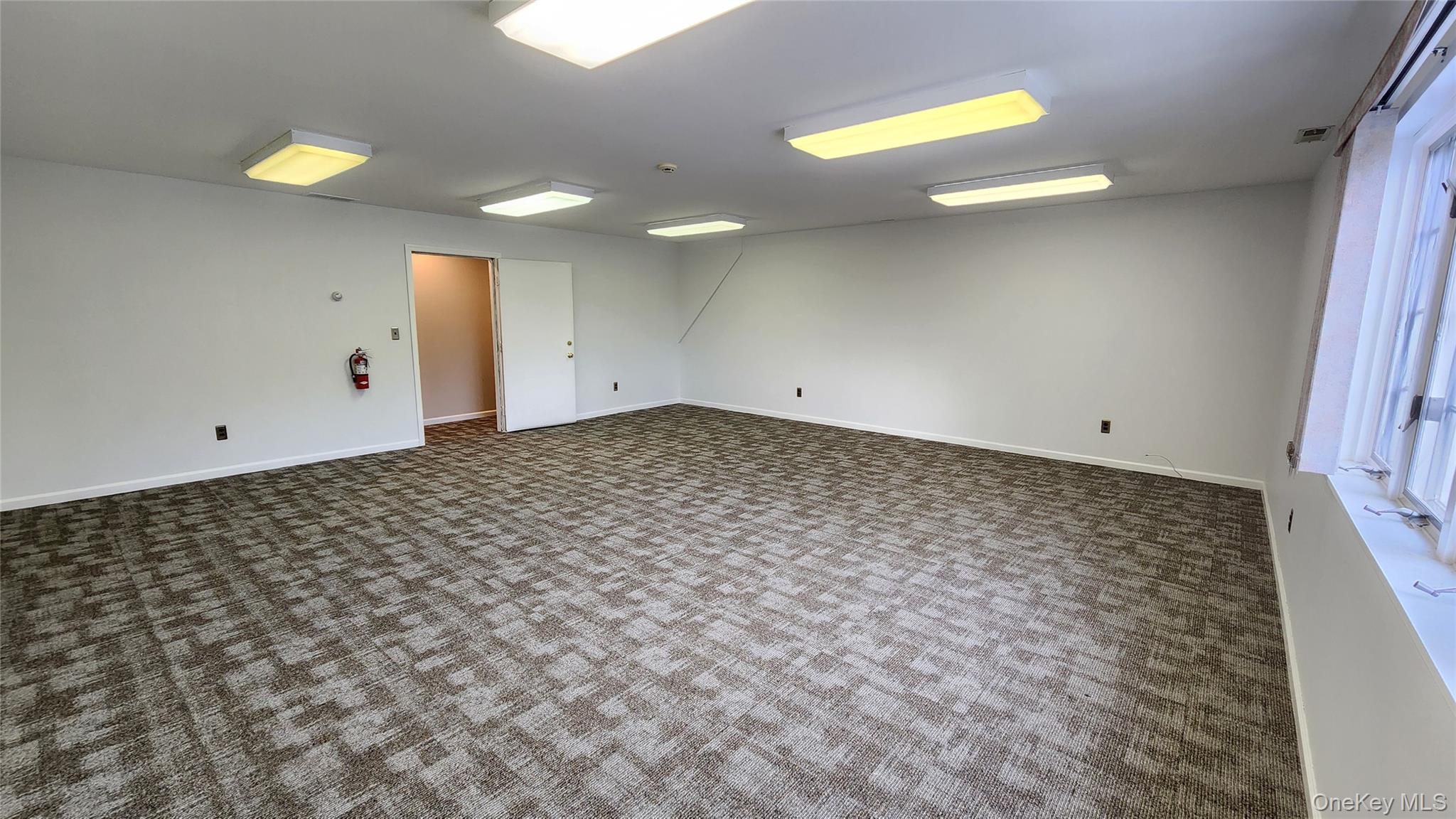 Front Center Room. Size Approx. 22.5ft x 22.5ft