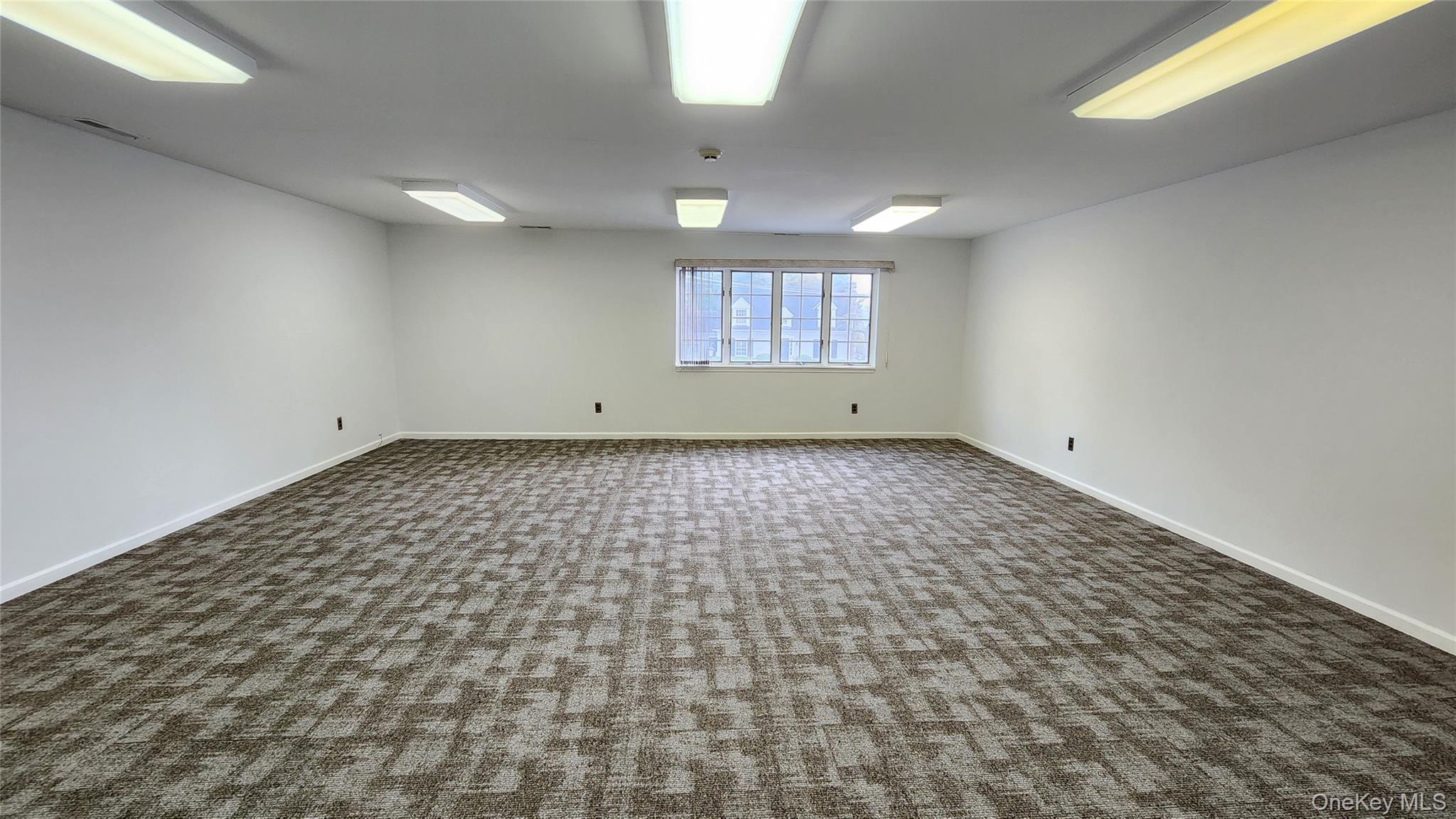 Front Center Room. Size Approx. 22.5ft x 22.5ft