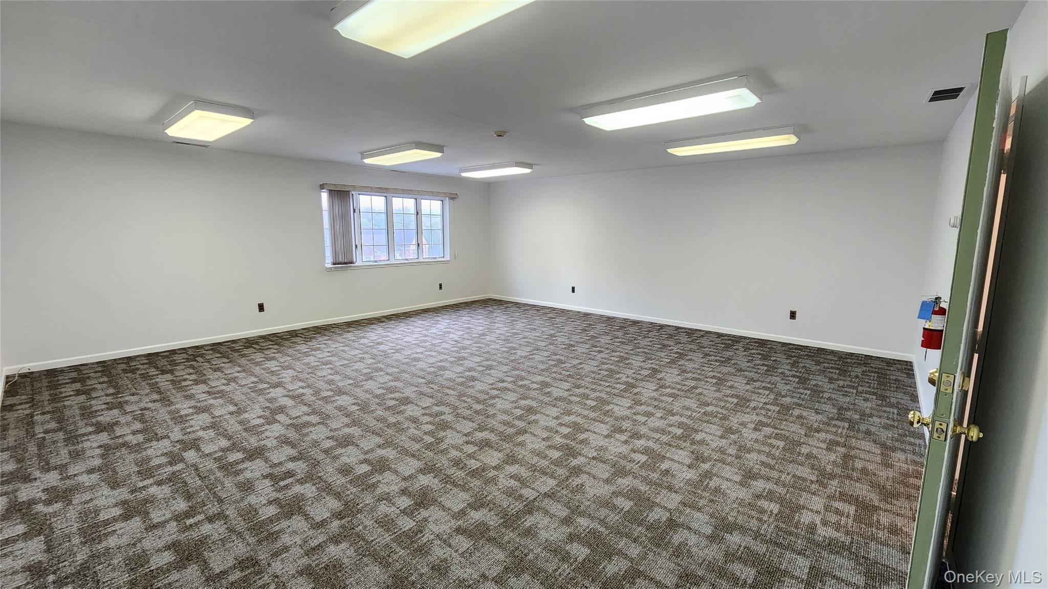 Front Center Room. Size Approx. 22.5ft x 22.5ft