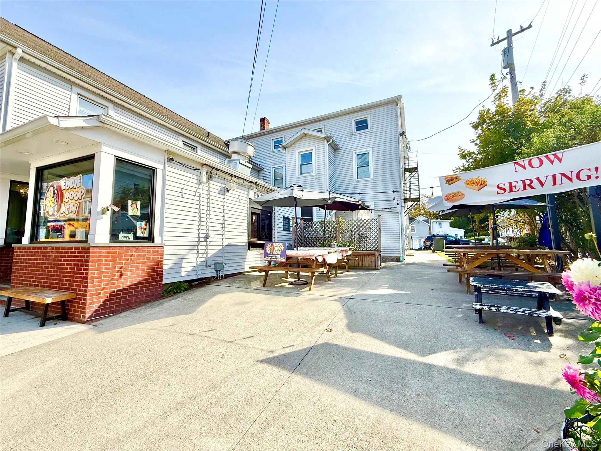 HUGE PATIO ACCOMMODATES 30 DINERS!