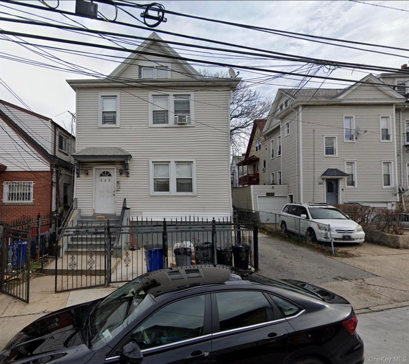 View of front of home featuring a fenced front yard