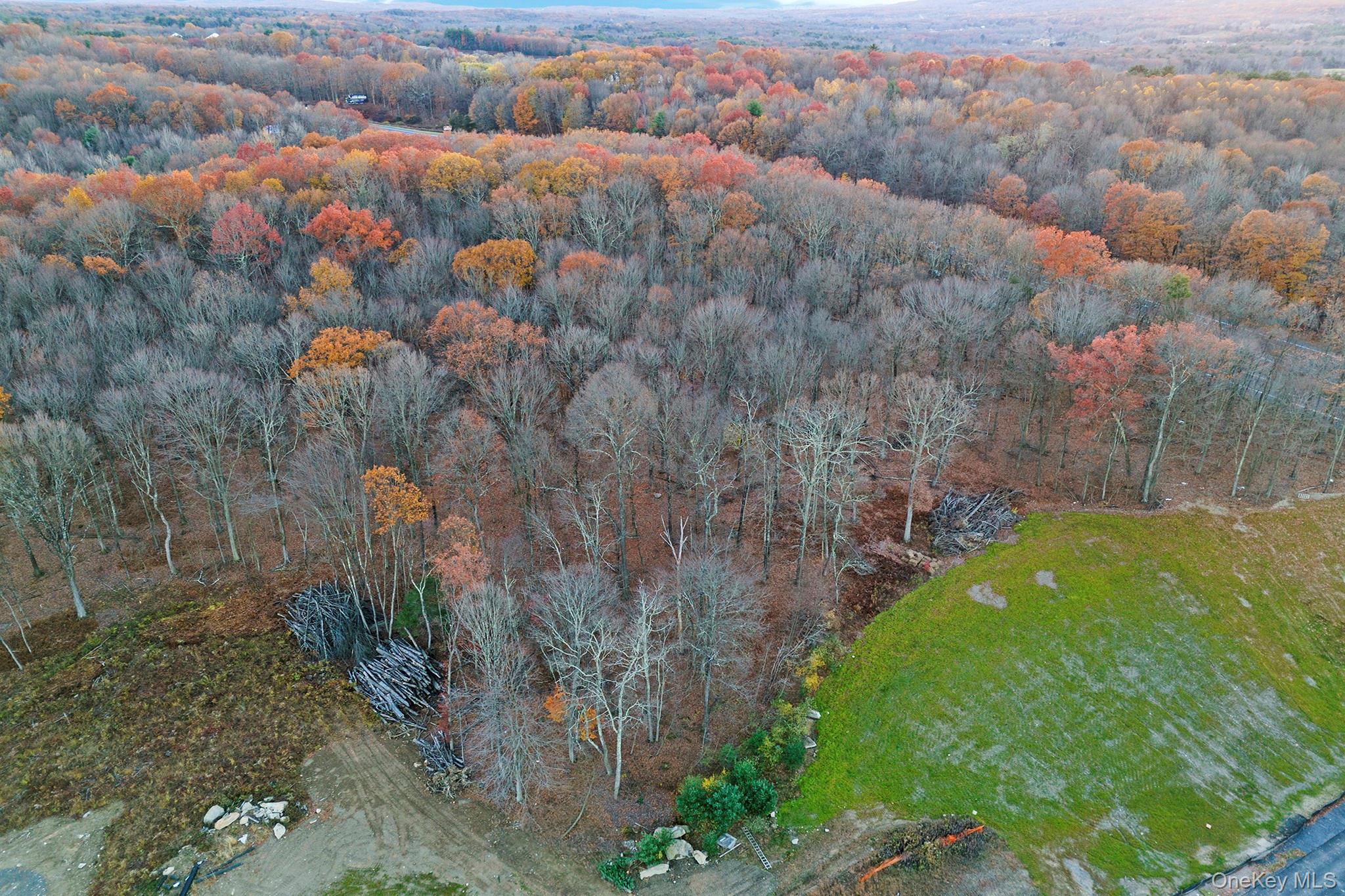 Aerial view of property's location featuring a heavily wooded area