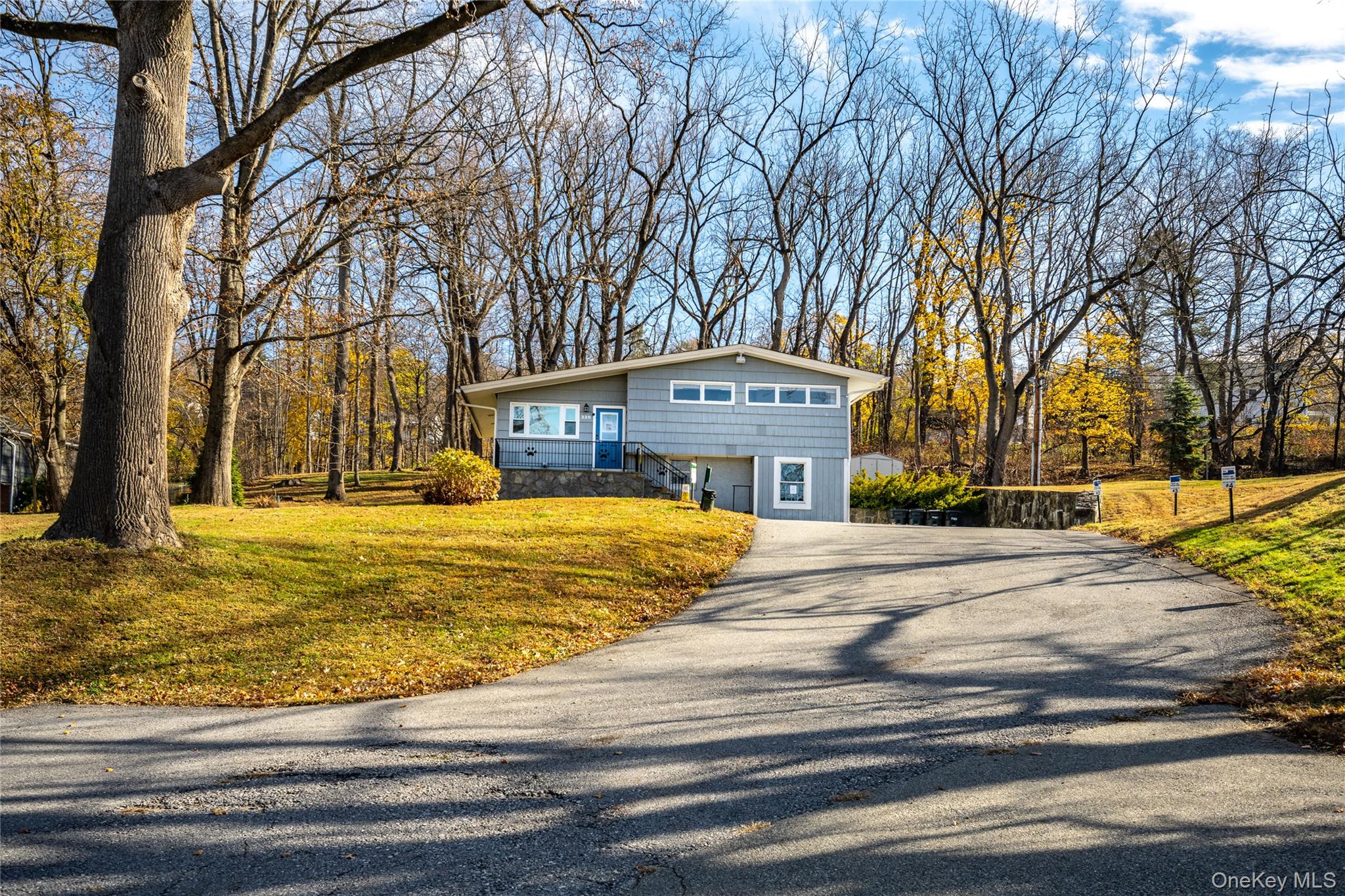 View of front of property featuring a front yard and driveway parking