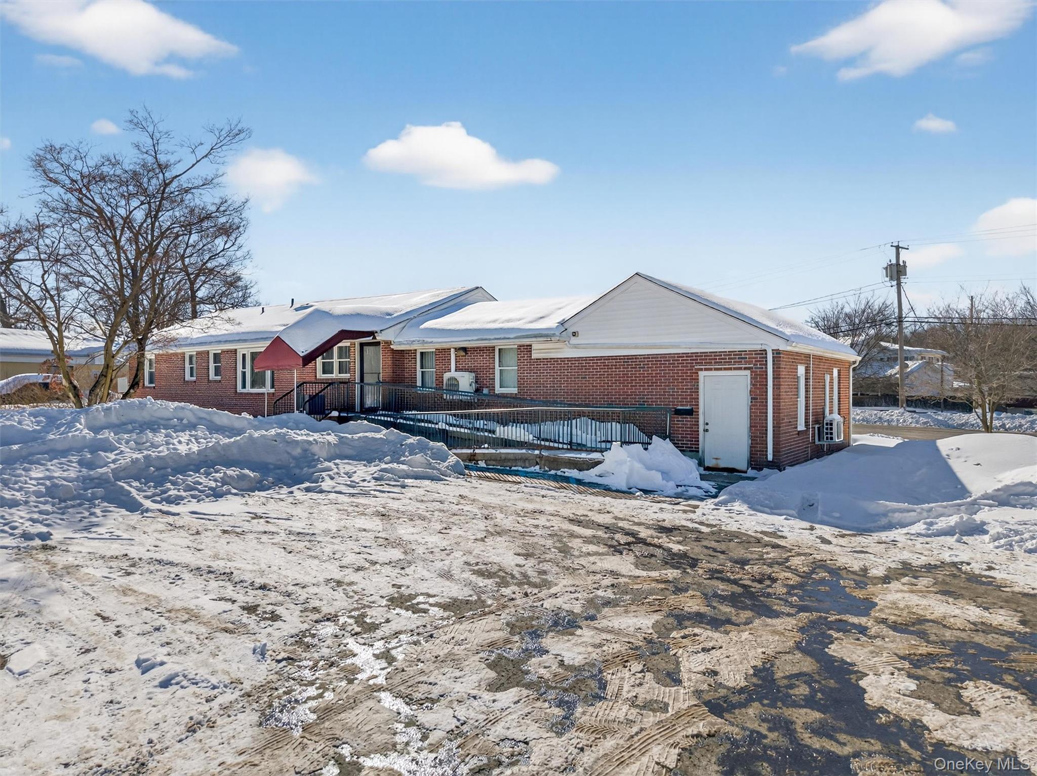 Old Temple Hill rd entry and parking