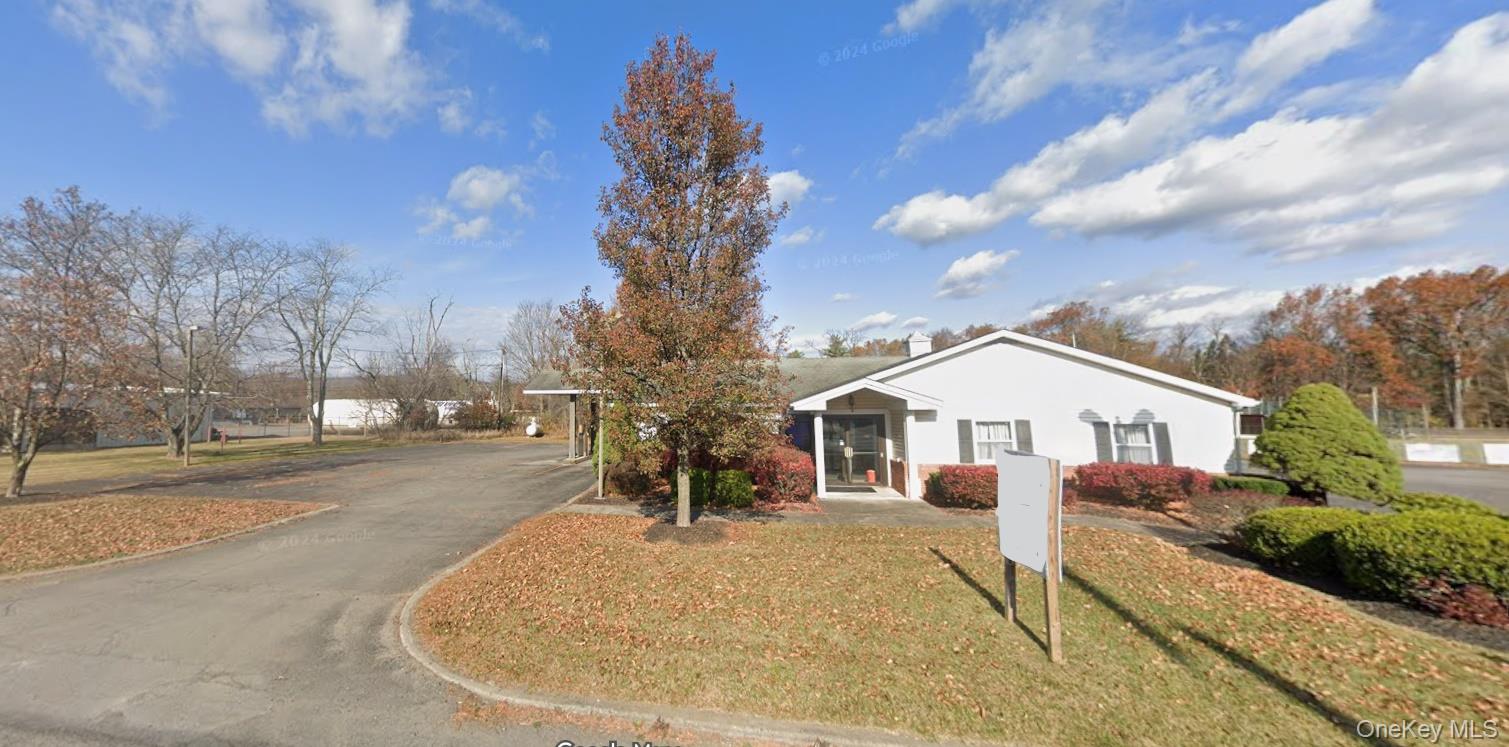 Front view of the building, the driveway and the property in general...