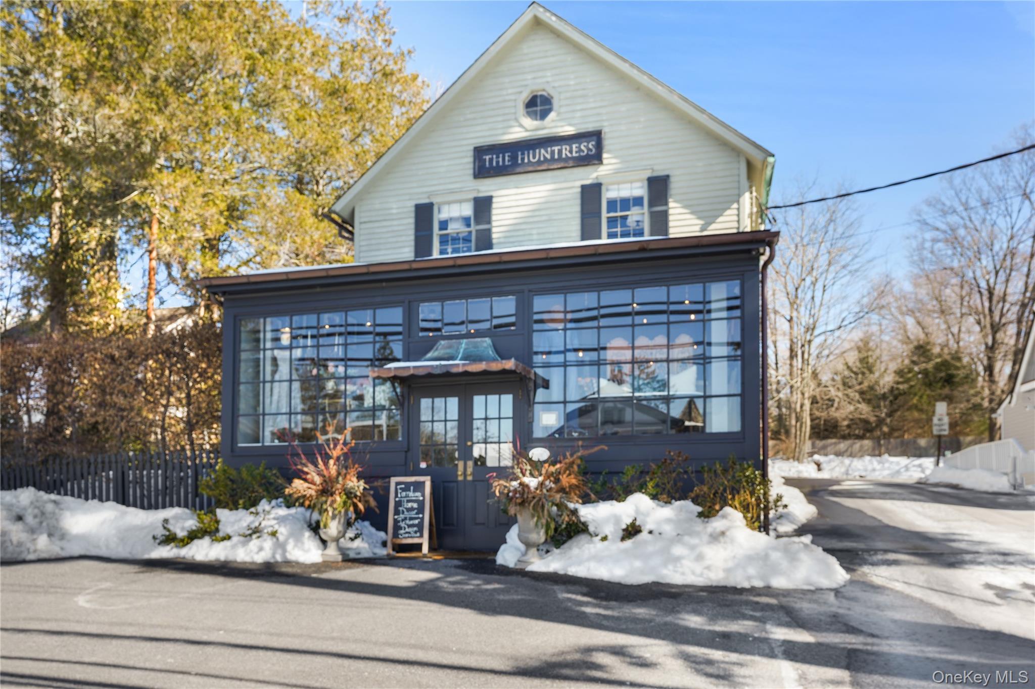 Main Showroom Building with 3 Bedroom Apartment