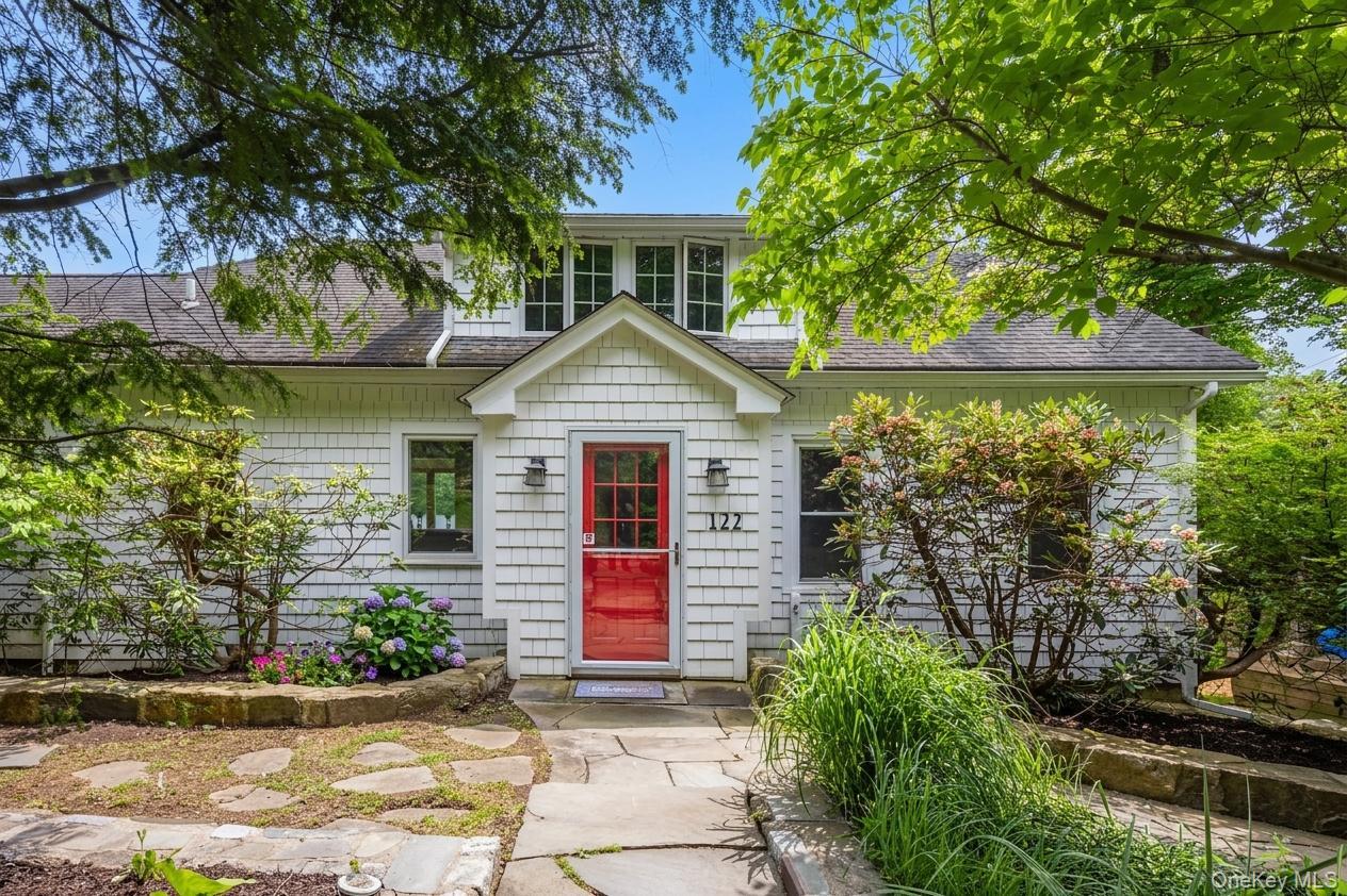 Welcome to a Charming Cape Cod on Dutchess Lake