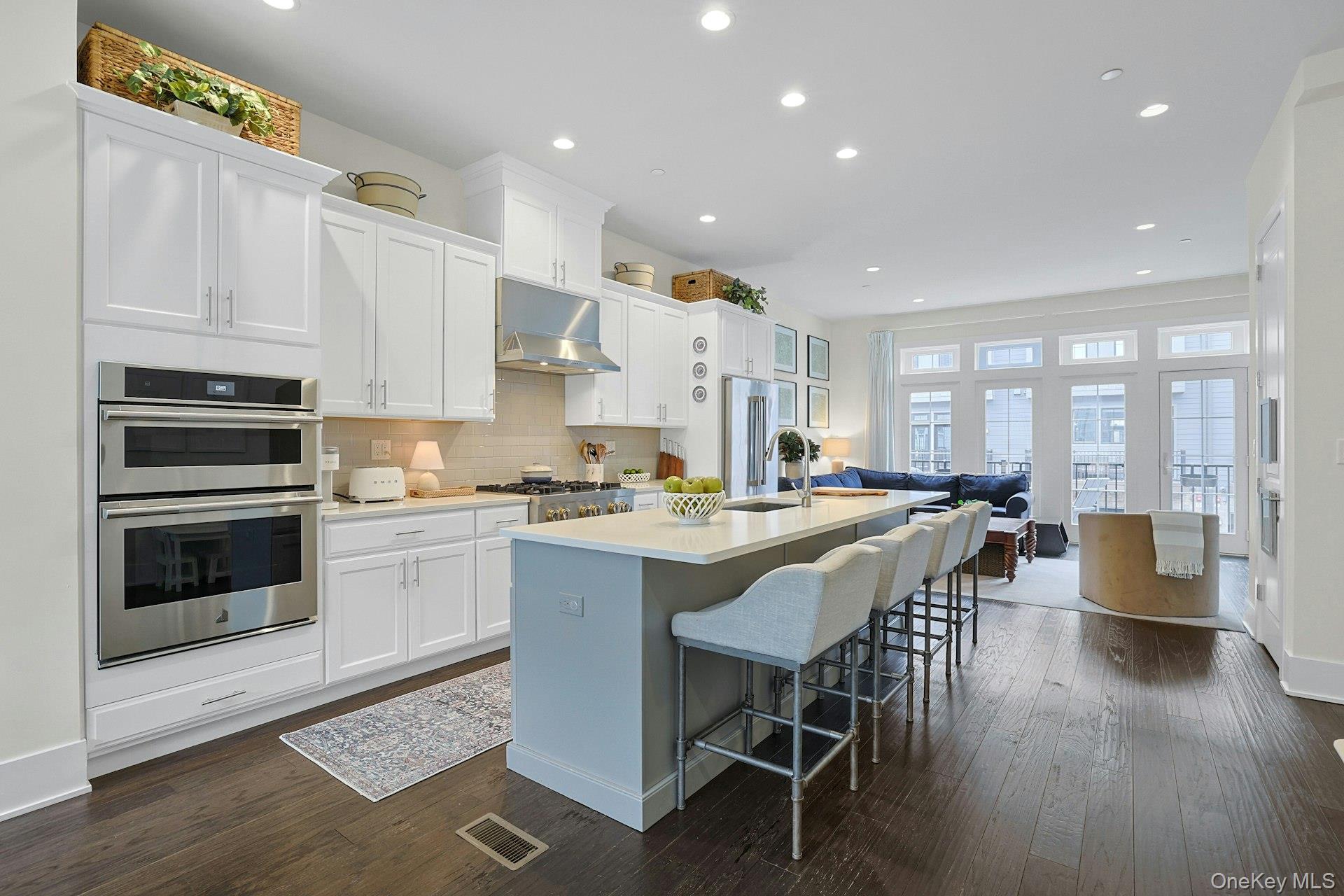 Gourmet Kitchen w walk in pantry