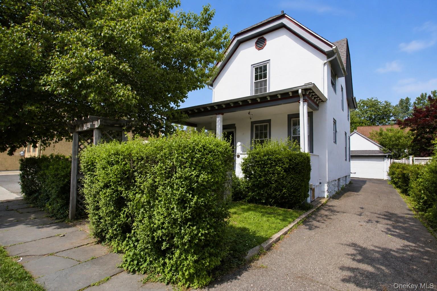 Charming Colonial conveniently located an 8min walk from the train and Mamaroneck Ave!