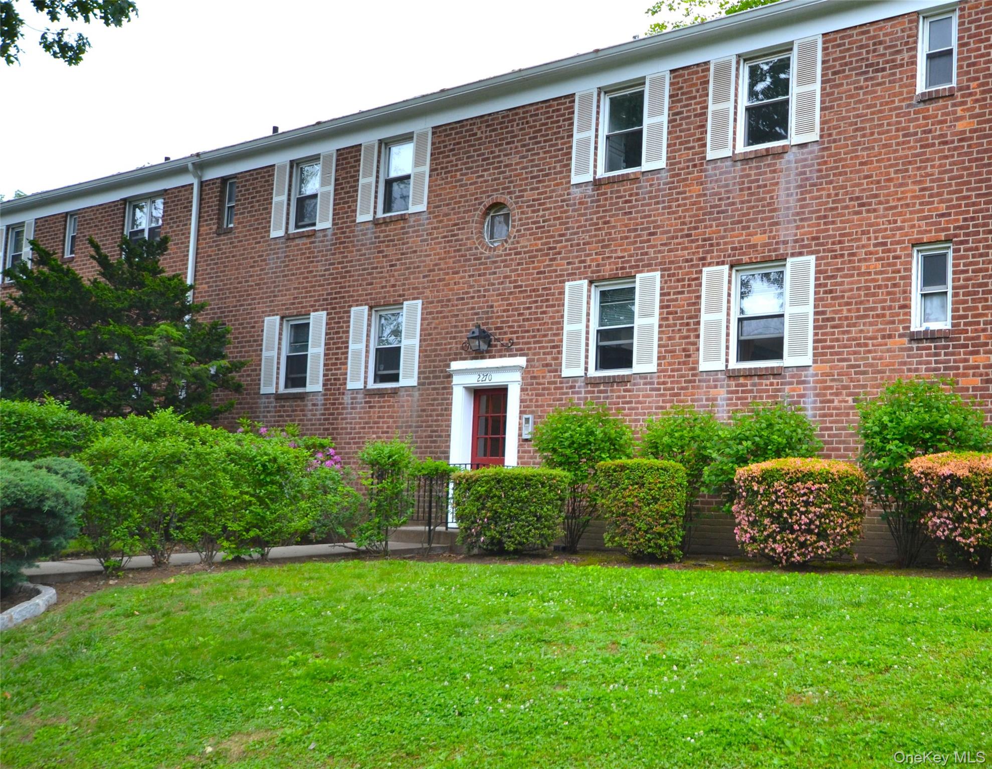 Desirable first floor unit next to the Larchmont boarder. Close RR and bus lines.
