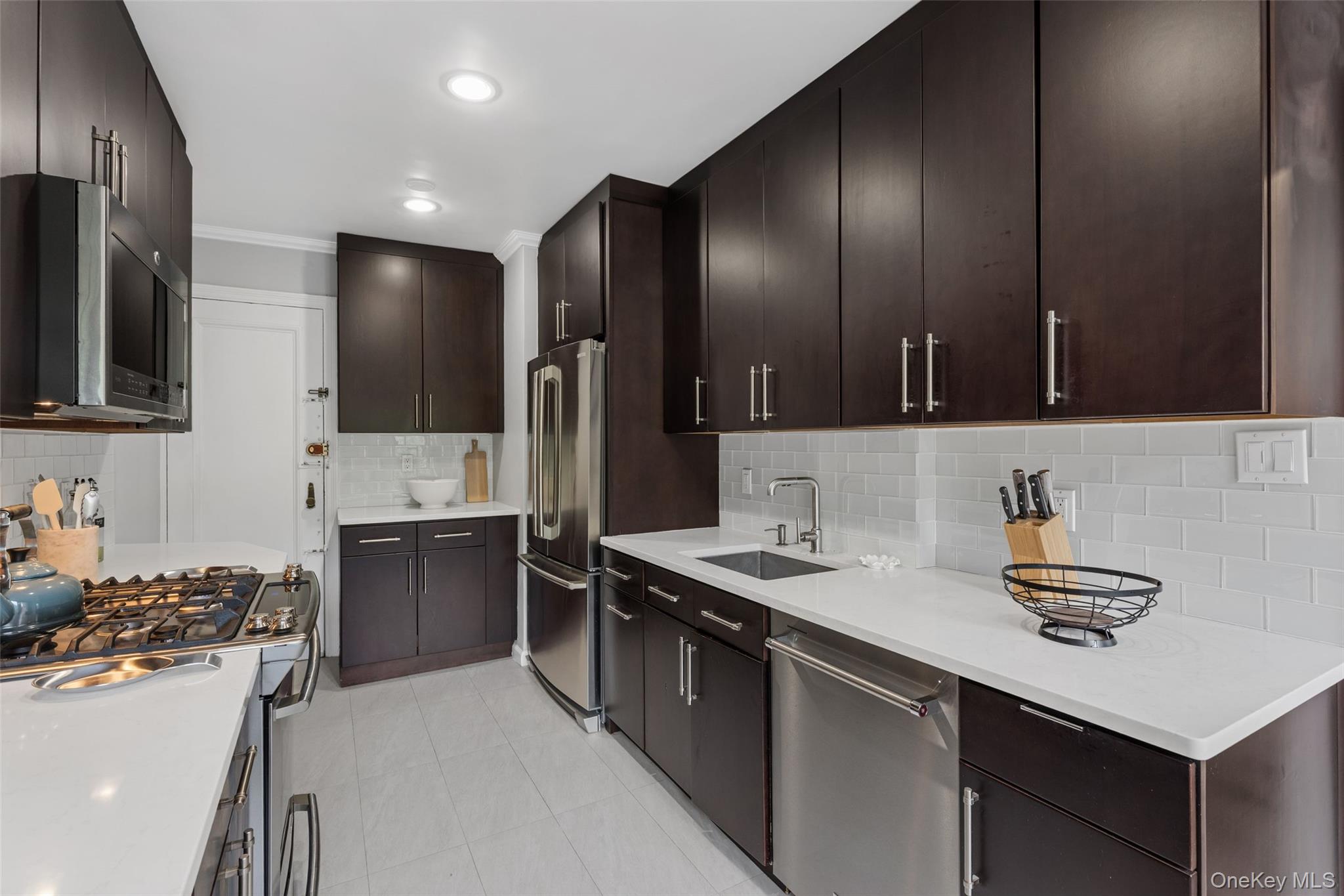 Welcome to the Bronxville Lodge and beautiful cooperative residence located in Bronxville P.O. Yonkers.